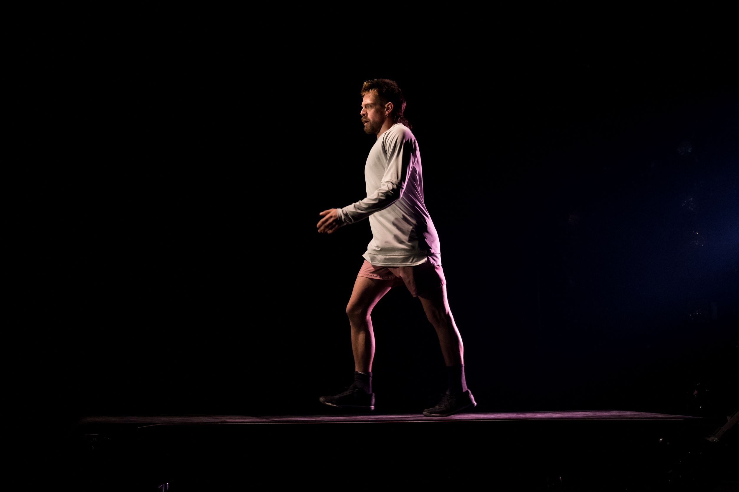 Un danseur court sur un tapis de course